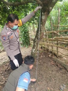 Polsek Jayaloka Polres Musi Rawas Lakukan Identifikasi Jenazah Diduga Gantung Diri di Pohon Sawo