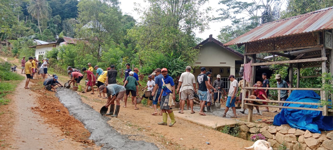 Warga Dusun Tonrong Desa Terasa Kecamatan Sinjai Barat Melakukan Pengecoran Jalan Secara Swadaya