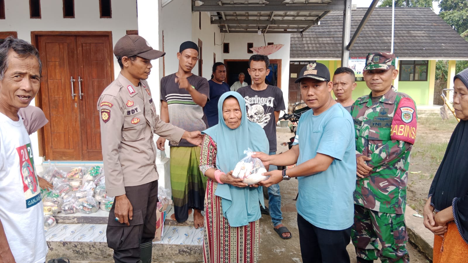 Kades Pagelaran Salurkan Bantuan Sembako kepada 220 Masyarakat Terdampak Banjir