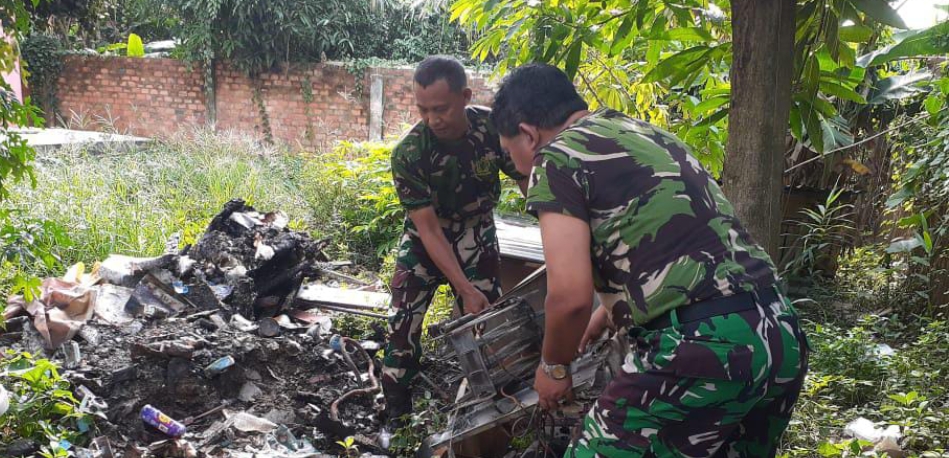 Kodim 0418/Palembang Bantu Perbaiki Kantin Sekolah Yang Terbakar