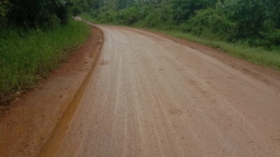 Warga pengguna jalan, geram terhadap aktivitas kendaraan hauling PT.  st. nickel yang menyebabkan jalan poros pondidaha –  amonggedo jadi kotor dan licin.13/07/2025.